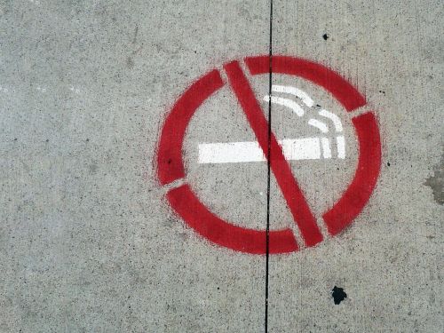 Nichtraucherzeichen auf einem Betonboden.